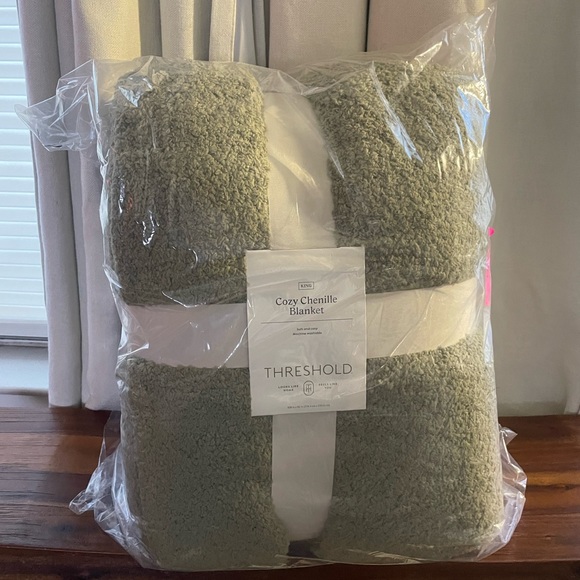 THRESHOLD Cozy Chenille Bed Blanket, Restful Green, King, NWT - Picture 4 of 6